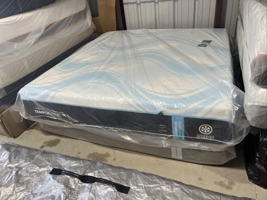 TempurPedic LuxeBreeze Hybrid 2.0 Medium KING Mattress Only